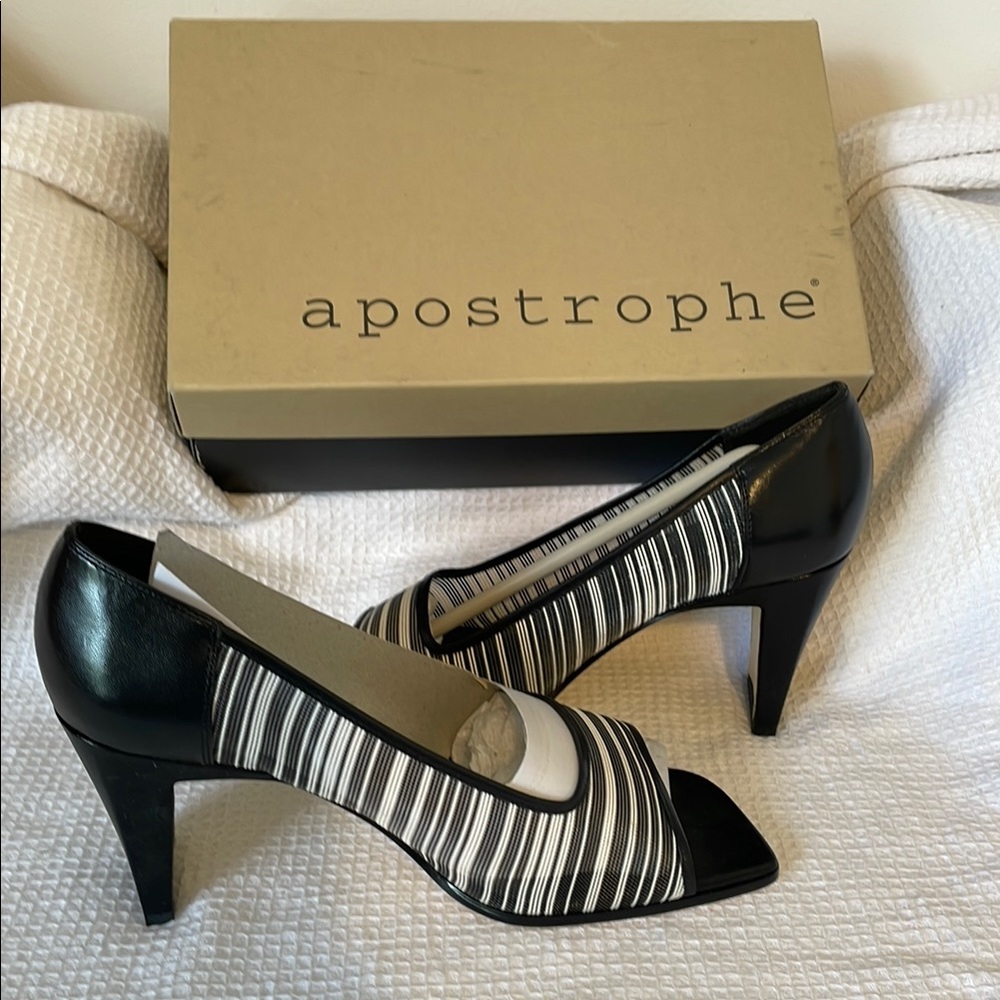 NIB Apostrophe Black and White Heels with Bold Pattern SIZE 9.5